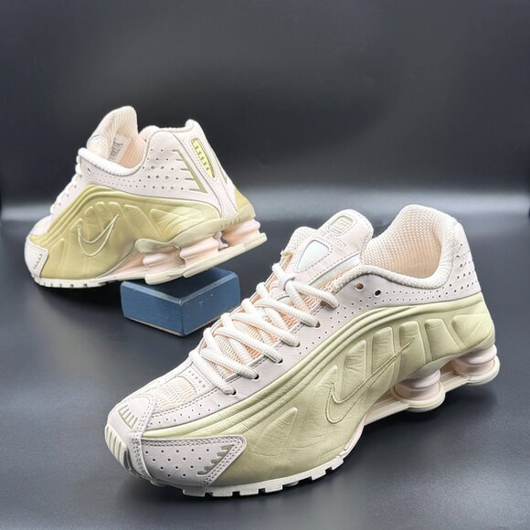 Wmns Nike Shox R4 'Guava Gold' - Picture 8 of 12